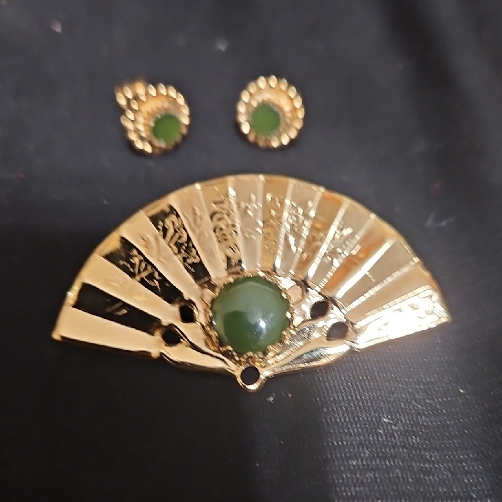 Elegant Gold and Green Fan Brooch and Earring Set